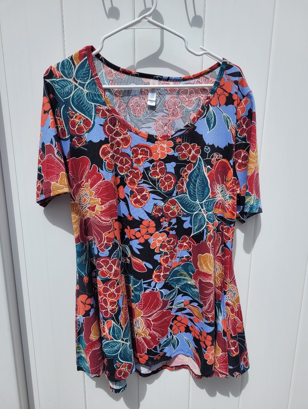 NWT - LuLaRoe Perfect Tee - Size Large